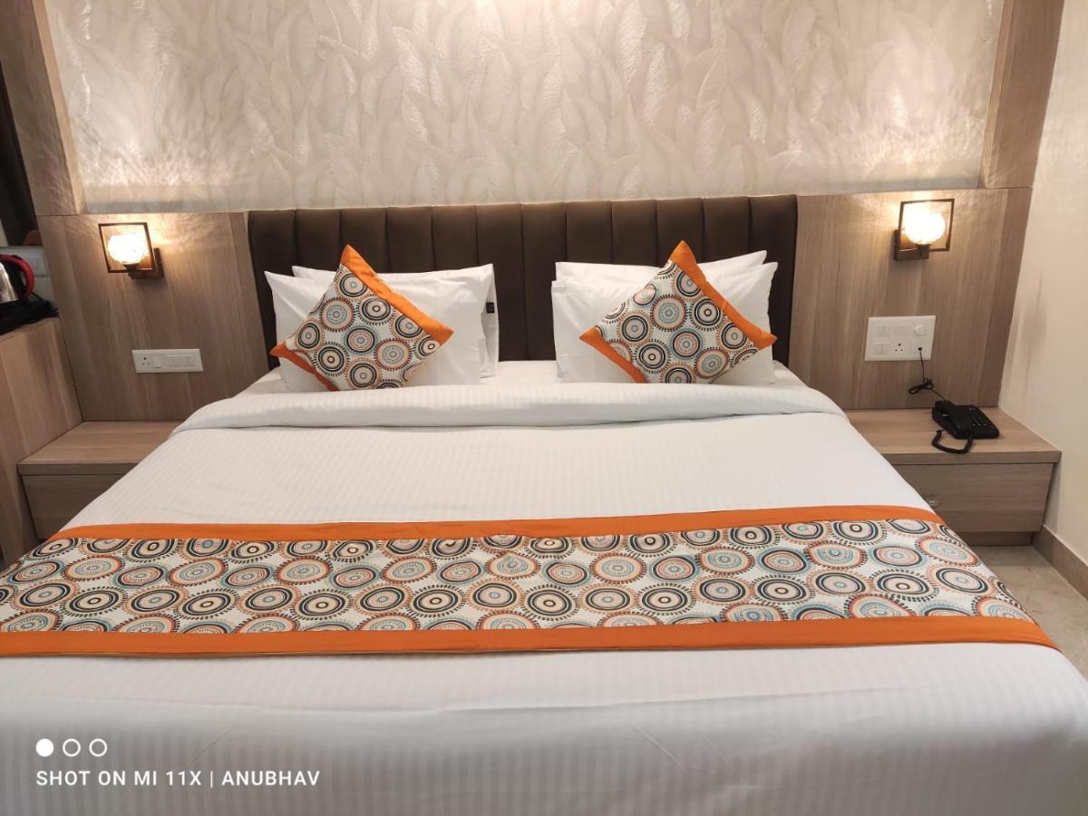 Hotel Golden Petals バラナシ エクステリア 写真